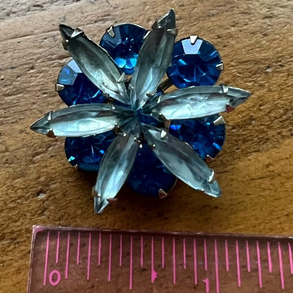 Vintage pronged brooch with light and medium blue glass beads - Picture 3 of 3